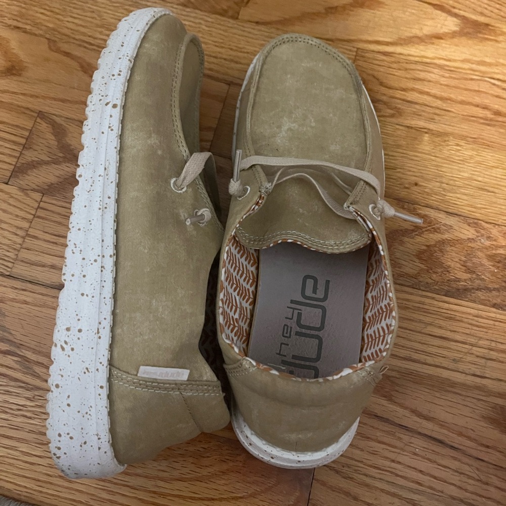 HEY DUDES SIZE 7 TAN SHOES